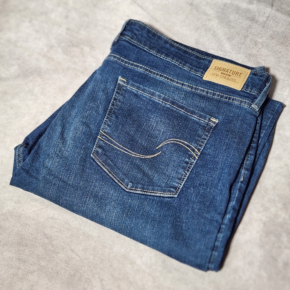 Signature by Levi Strauss Women Totally Shaping Bootcut Jeans Dark Wash 22M 5164
